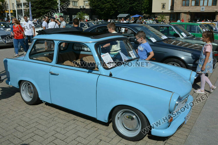 От Трабант до Кадилак на ретро парада в Хасково