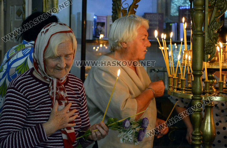Отслужиха света литургия за Рождество Богородично