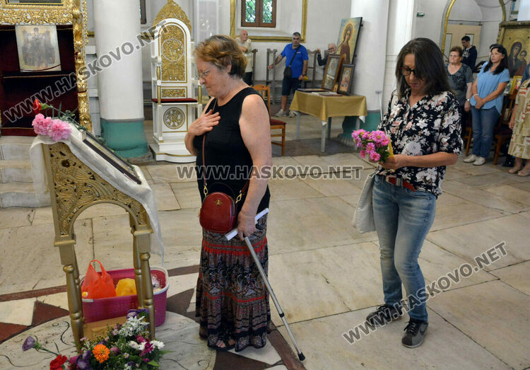 Отслужиха света литургия за Рождество Богородично