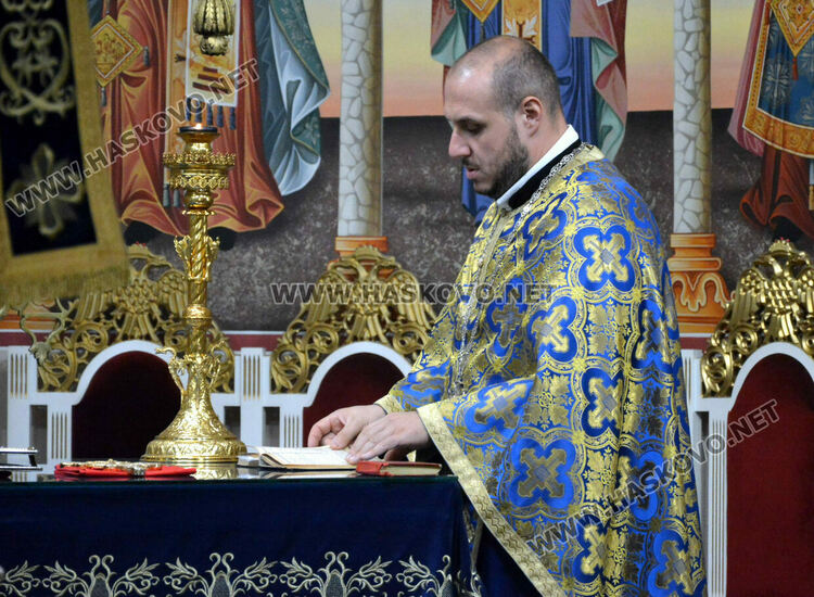 Отслужиха света литургия за Рождество Богородично