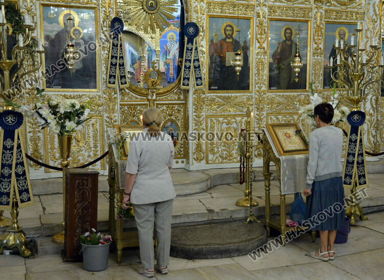 Отслужиха света литургия за Рождество Богородично
