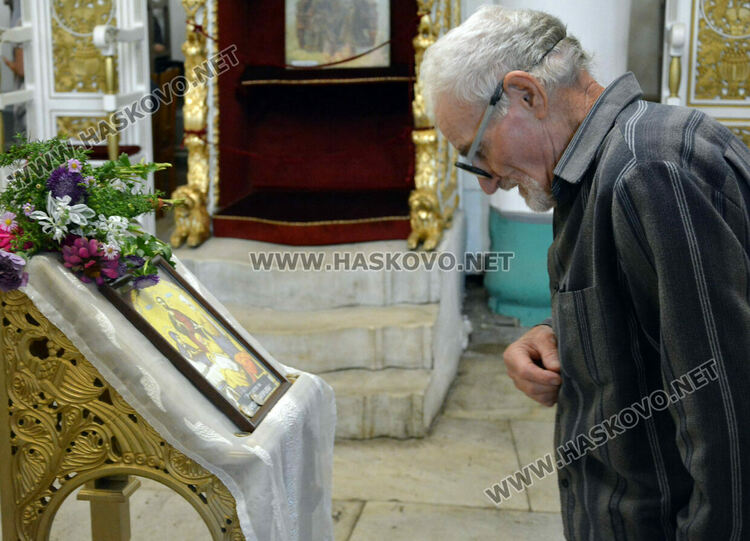 Отслужиха света литургия за Рождество Богородично