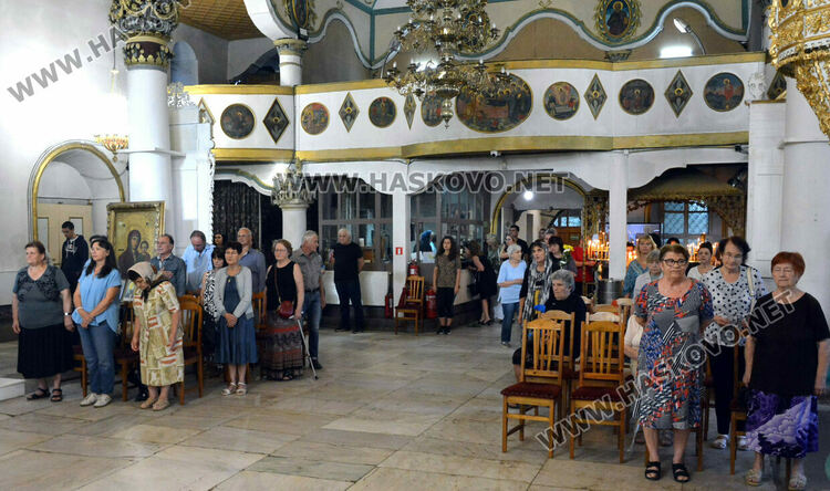 Отслужиха света литургия за Рождество Богородично