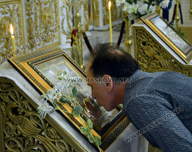 Отслужиха света литургия за Рождество Богородично