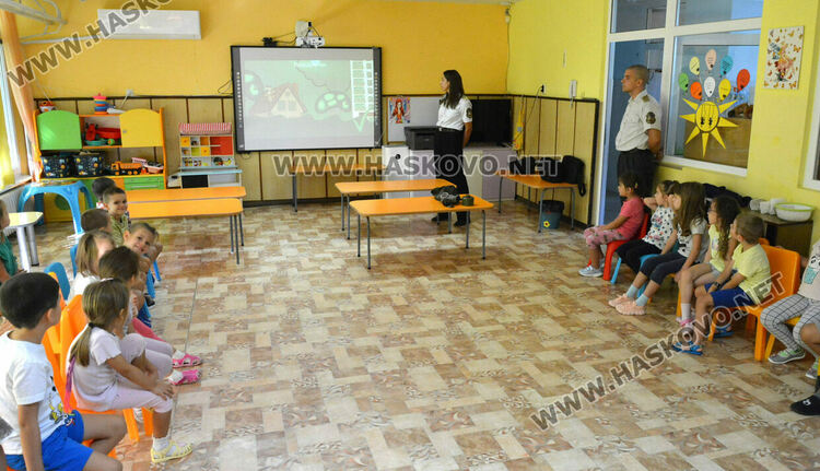  Пожарникари от Хасково с демонстрация пред деца за справяне с бедствия и аварии