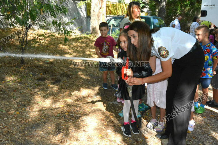 Пожарникари от Хасково с демонстрация пред деца за справяне с бедствия и аварии