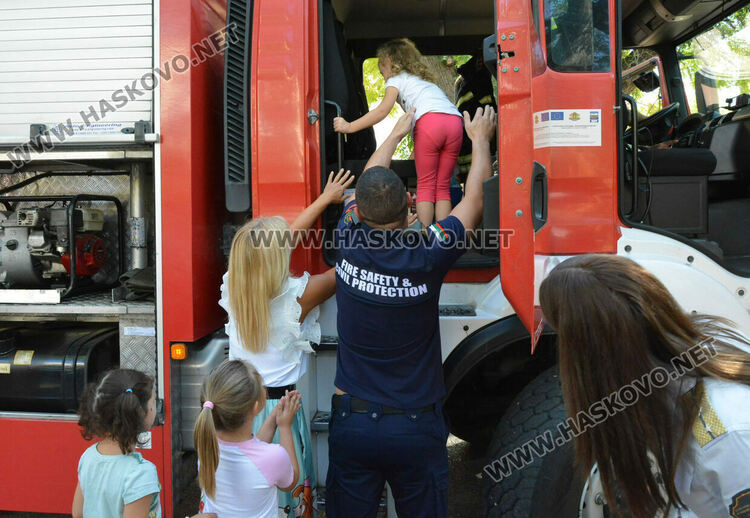  Пожарникари от Хасково с демонстрация пред деца за справяне с бедствия и аварии