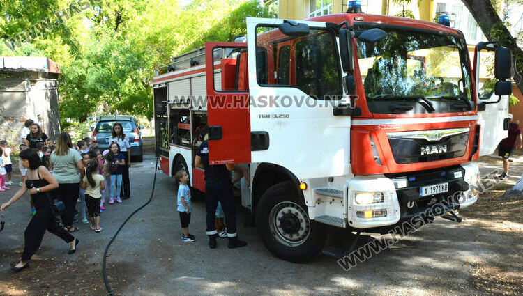  Пожарникари от Хасково с демонстрация пред деца за справяне с бедствия и аварии