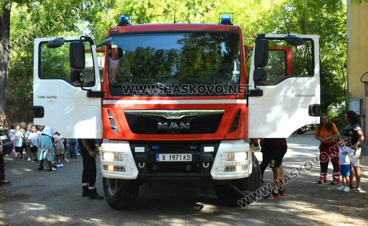  Пожарникари от Хасково с демонстрация пред деца за справяне с бедствия и аварии