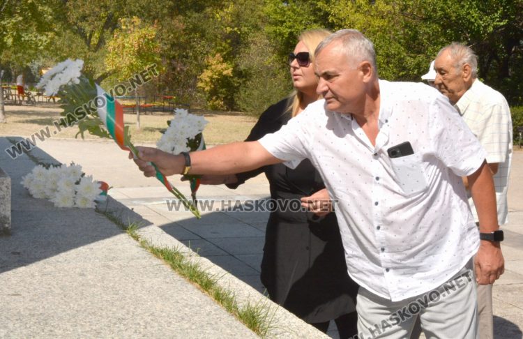 7 социалисти почетоха Девети септември в Хасково