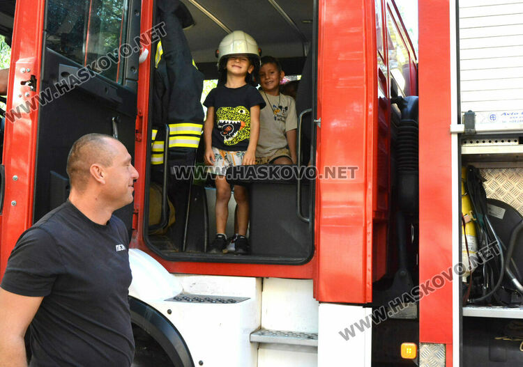  Пожарникари от Хасково с демонстрация пред деца за справяне с бедствия и аварии