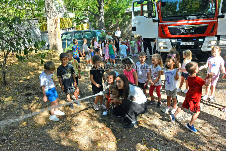  Пожарникари от Хасково с демонстрация пред деца за справяне с бедствия и аварии