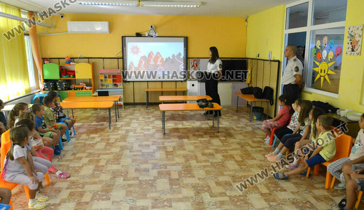  Пожарникари от Хасково с демонстрация пред деца за справяне с бедствия и аварии