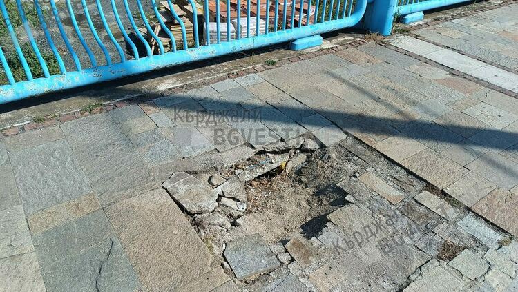 Голяма дупка зее на тротоар на Новия мост в Кърджали,никой не се сеща да я ремонтира