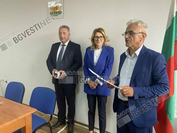 Председателят на РИК-Смолян Венета Русева официално получи печата на комисията