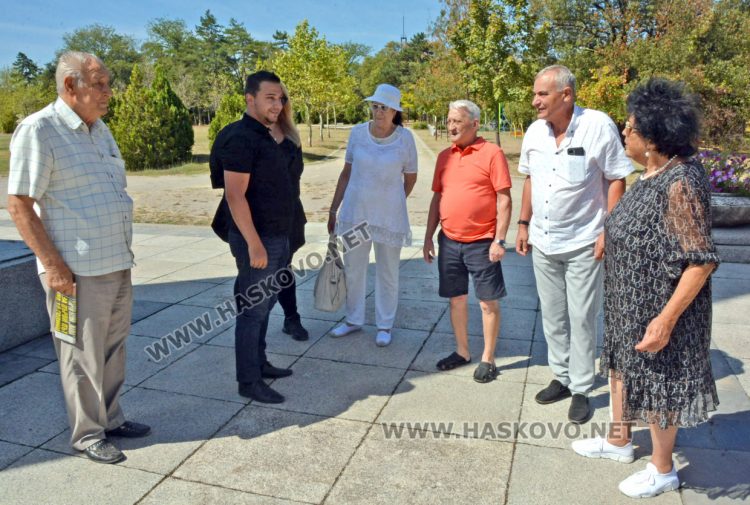 7 социалисти почетоха Девети септември в Хасково