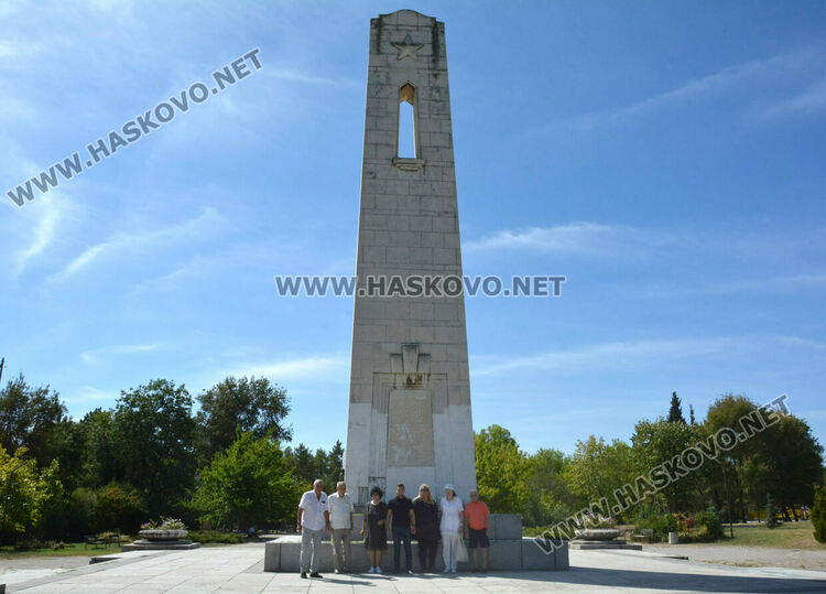 7 социалисти почетоха Девети септември в Хасково