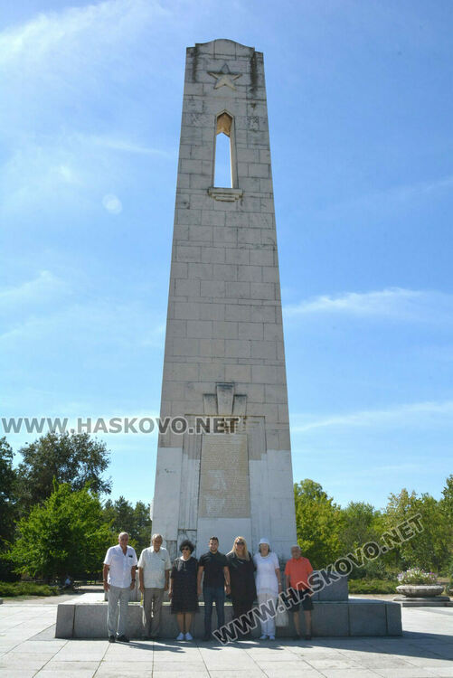 7 социалисти почетоха Девети септември в Хасково