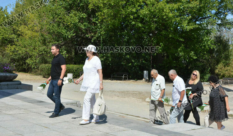 7 социалисти почетоха Девети септември в Хасково