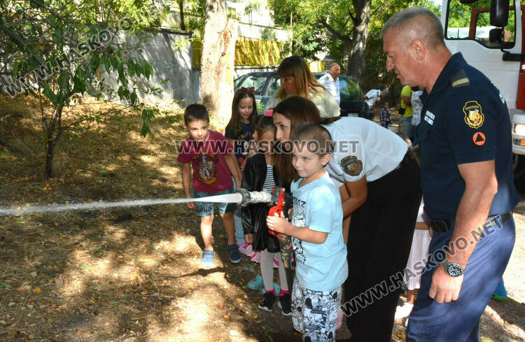  Пожарникари от Хасково с демонстрация пред деца за справяне с бедствия и аварии