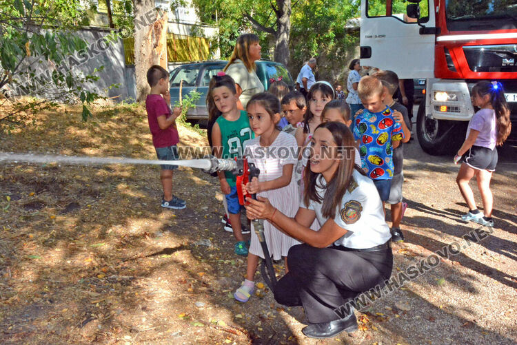  Пожарникари от Хасково с демонстрация пред деца за справяне с бедствия и аварии