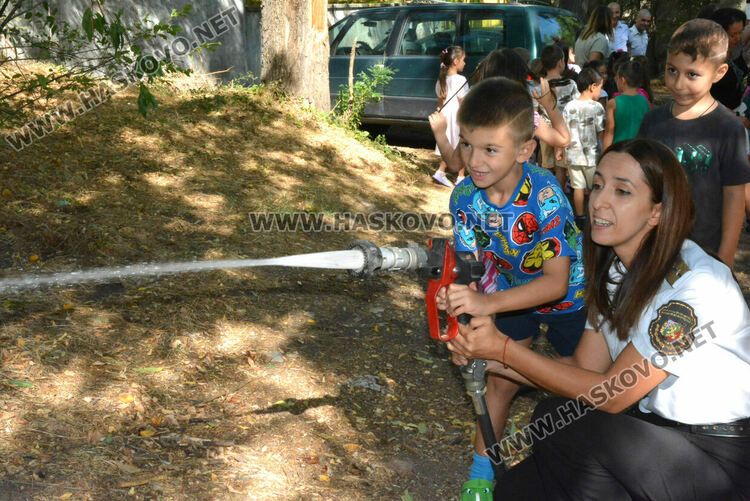  Пожарникари от Хасково с демонстрация пред деца за справяне с бедствия и аварии