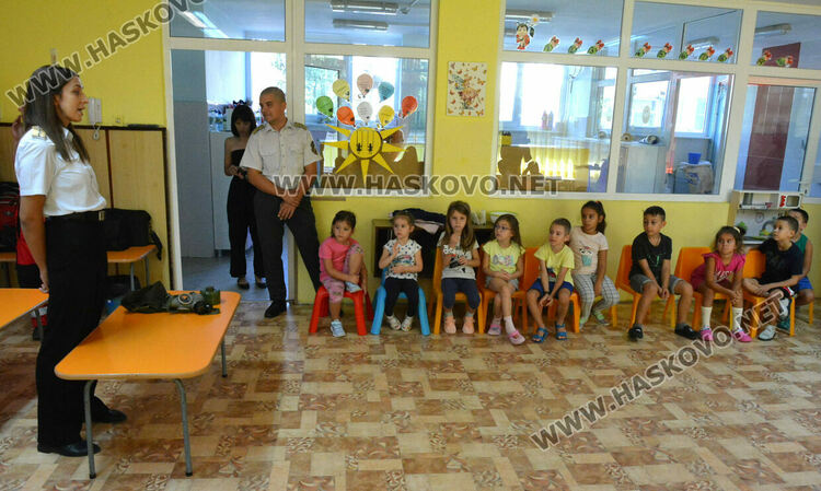  Пожарникари от Хасково с демонстрация пред деца за справяне с бедствия и аварии