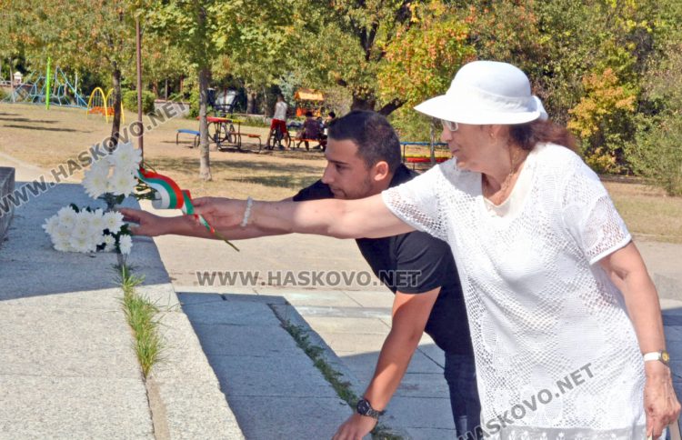 7 социалисти почетоха Девети септември в Хасково