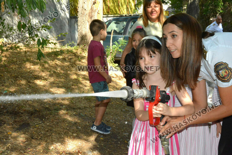  Пожарникари от Хасково с демонстрация пред деца за справяне с бедствия и аварии