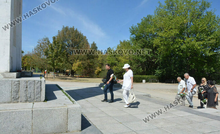 7 социалисти почетоха Девети септември в Хасково