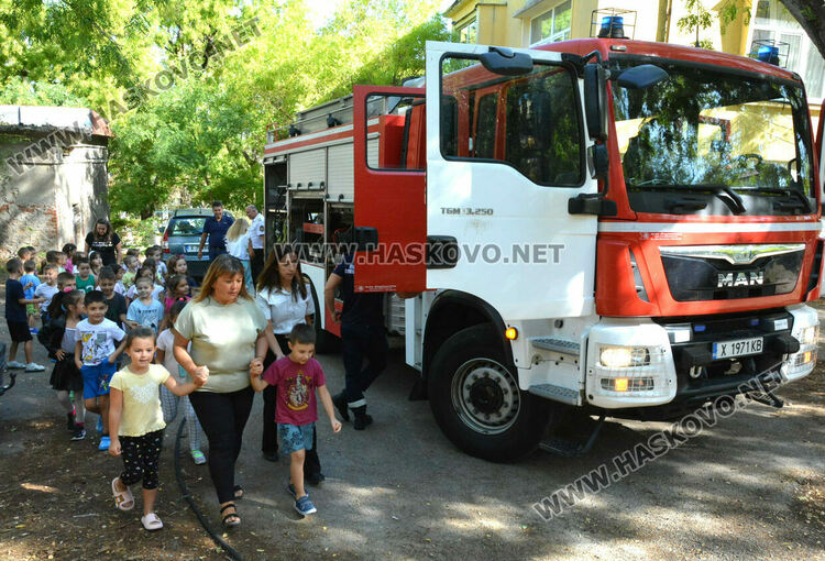  Пожарникари от Хасково с демонстрация пред деца за справяне с бедствия и аварии