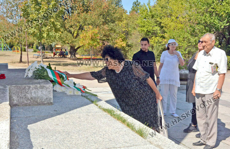 7 социалисти почетоха Девети септември в Хасково