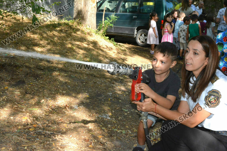  Пожарникари от Хасково с демонстрация пред деца за справяне с бедствия и аварии