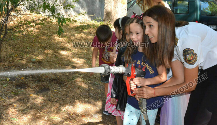  Пожарникари от Хасково с демонстрация пред деца за справяне с бедствия и аварии