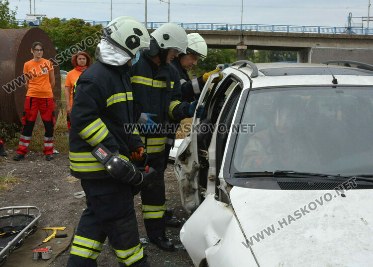 Огнеборците получиха нова кола и оборудване за изваждане на пострадали при катастрофи