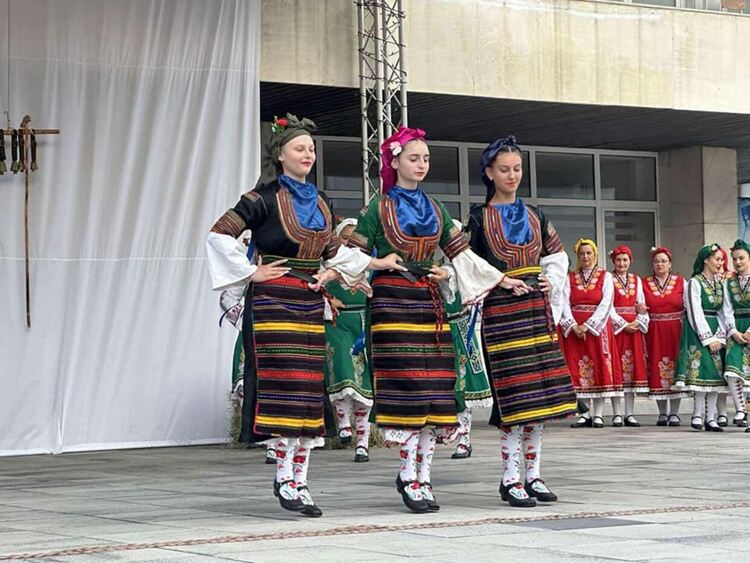 Във "Вечер на Настан" домакините впечатлиха с богата фолклорна програма и много вкусотии 