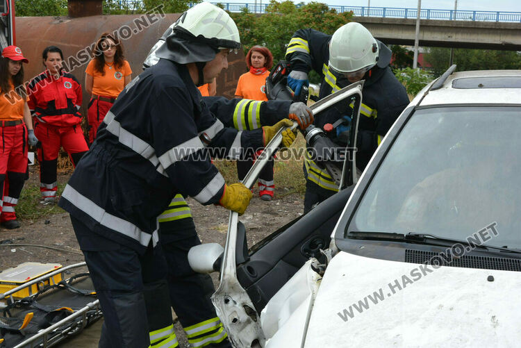 Огнеборците получиха нова кола и оборудване за изваждане на пострадали при катастрофи