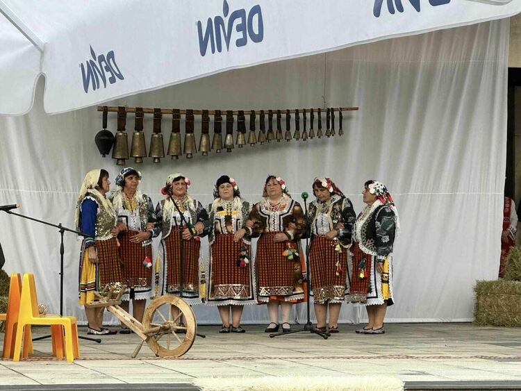 Във "Вечер на Настан" домакините впечатлиха с богата фолклорна програма и много вкусотии 