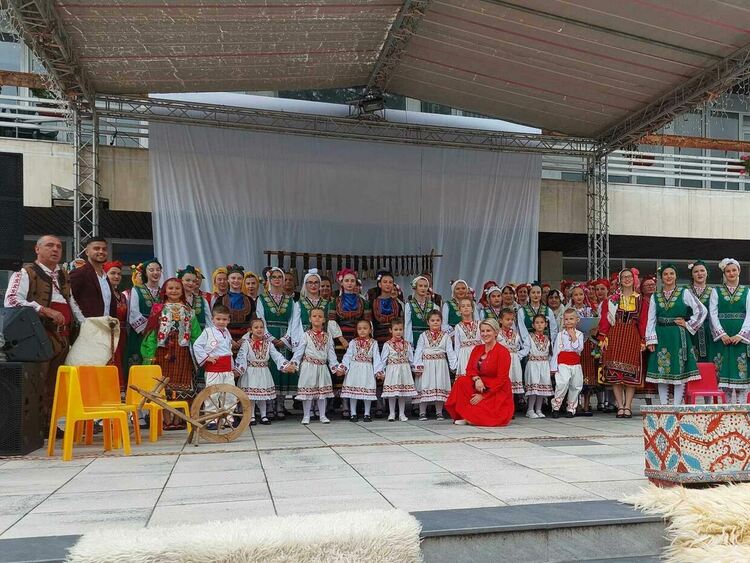 Във "Вечер на Настан" домакините впечатлиха с богата фолклорна програма и много вкусотии 