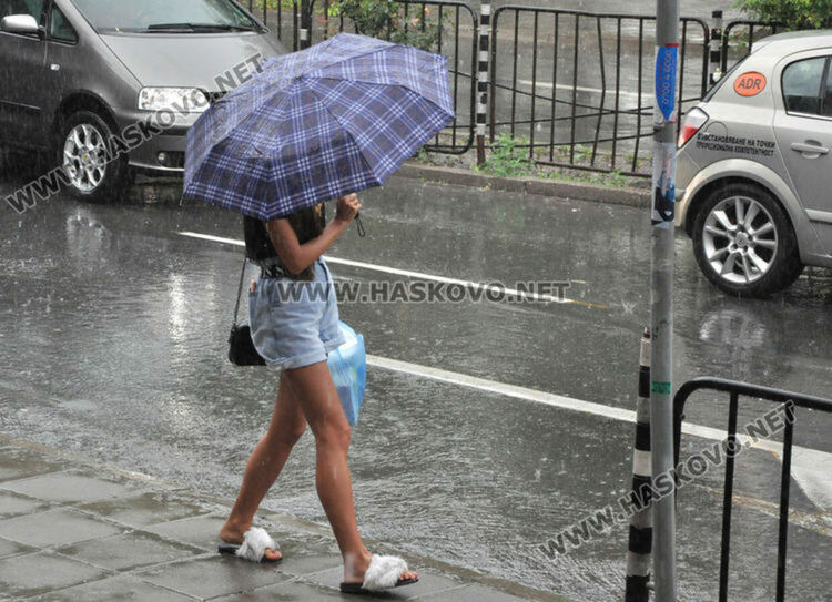 Облачно и дъждовно във вторник