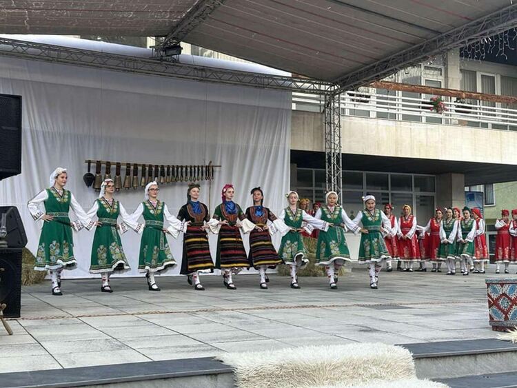 Във "Вечер на Настан" домакините впечатлиха с богата фолклорна програма и много вкусотии 