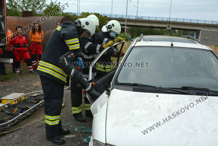 Огнеборците получиха нова кола и оборудване за изваждане на пострадали при катастрофи