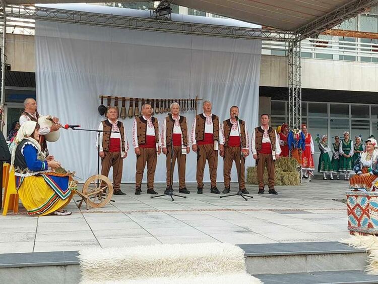 Във "Вечер на Настан" домакините впечатлиха с богата фолклорна програма и много вкусотии 