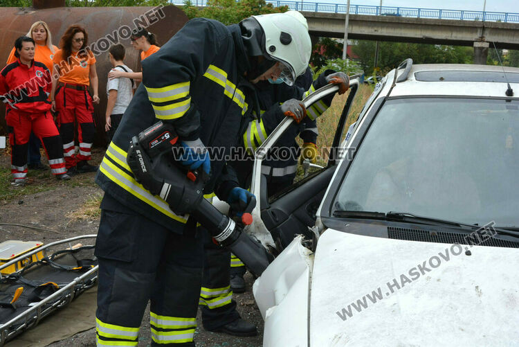 Огнеборците получиха нова кола и оборудване за изваждане на пострадали при катастрофи