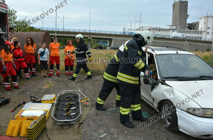 Огнеборците получиха нова кола и оборудване за изваждане на пострадали при катастрофи