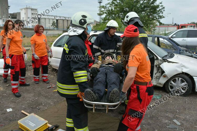 Огнеборците получиха нова кола и оборудване за изваждане на пострадали при катастрофи
