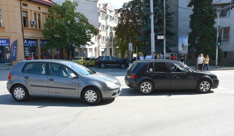 Пешеходци с количка предизвикаха катастрофа на бул. „Раковски“
