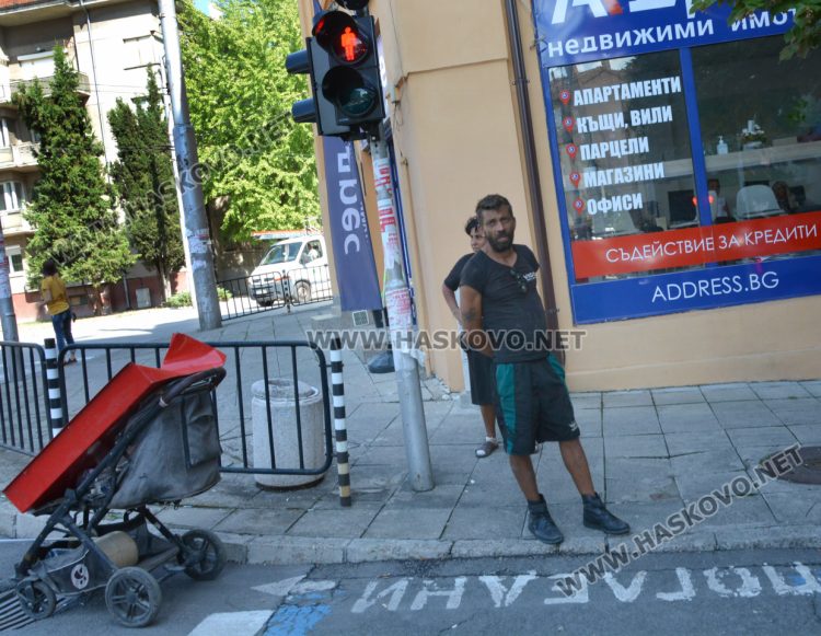 Пешеходци с количка предизвикаха катастрофа на бул. „Раковски“