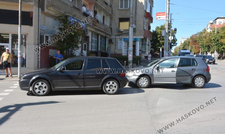 Пешеходци с количка предизвикаха катастрофа на бул. „Раковски“