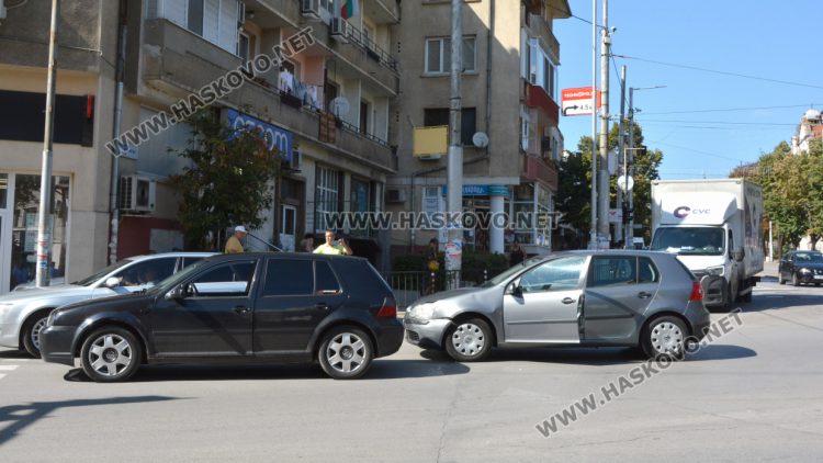 Пешеходци с количка предизвикаха катастрофа на бул. „Раковски“